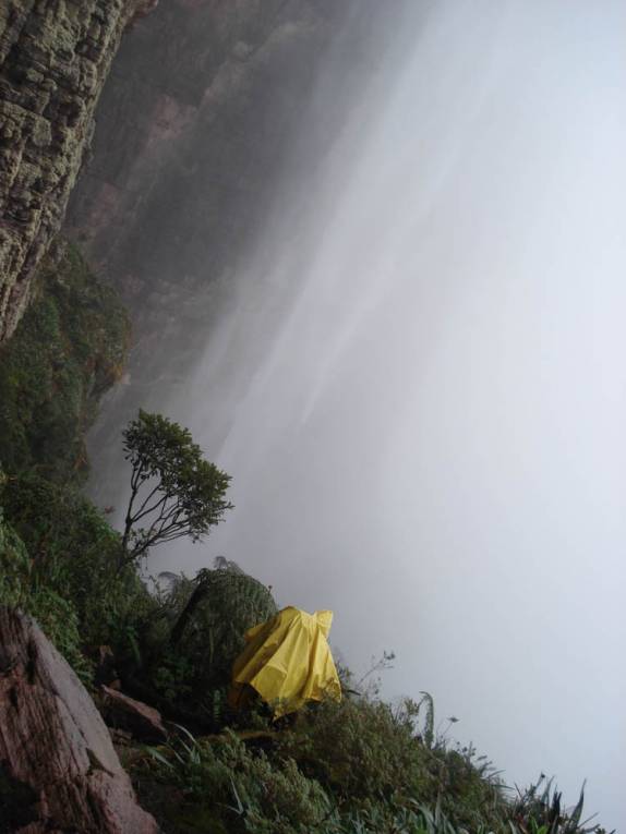 Passando por baixo de cachoeira para subir o Monte Roraima, na  Venezuela, em 2007